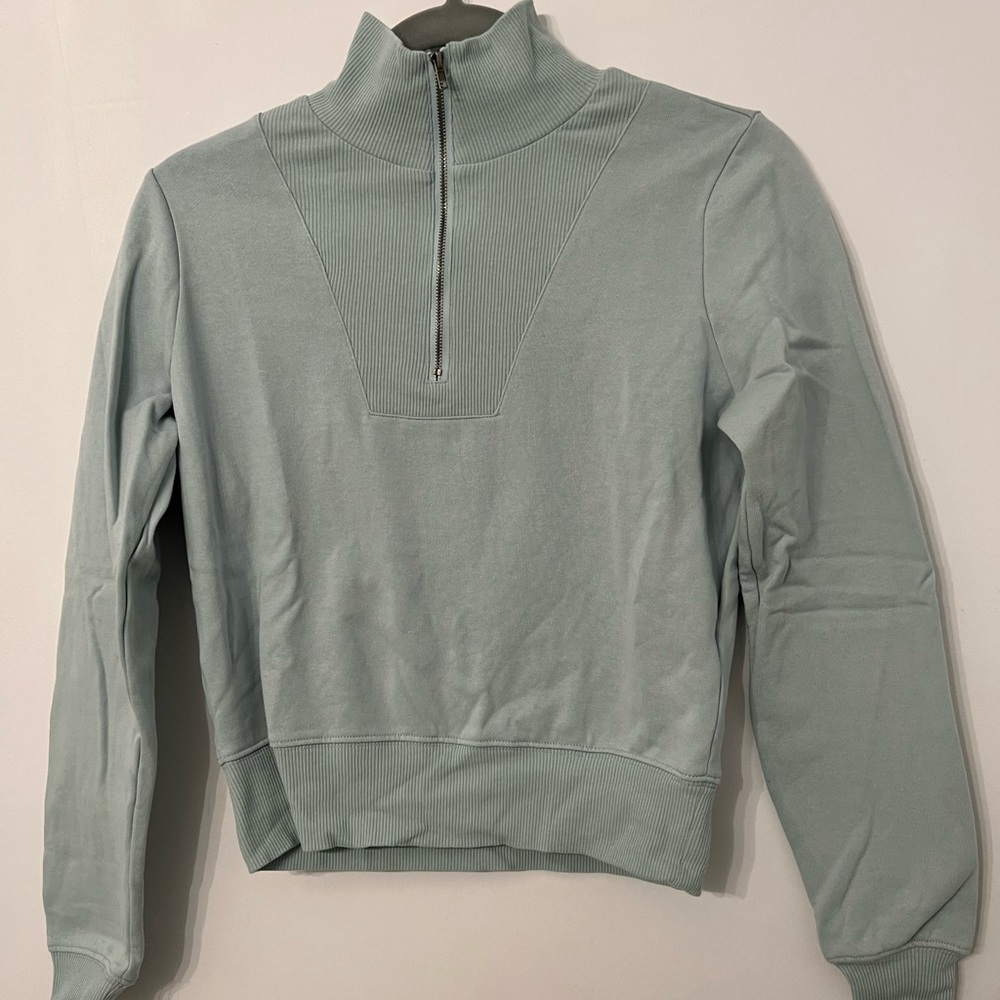 Medium quarter zip top. Runs very small. Color is as seen in photo.